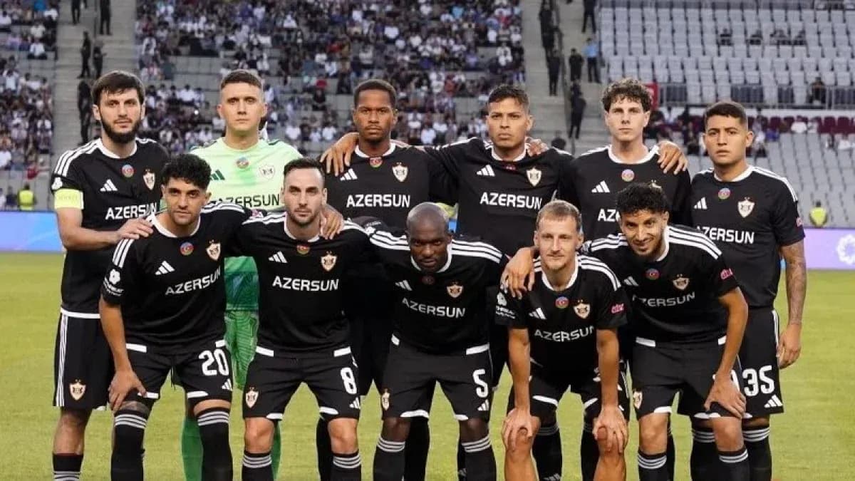 Equipo de Qarabag en el campo de juego