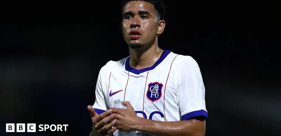 Jugador de fútbol con camiseta de Chelsea en el campo