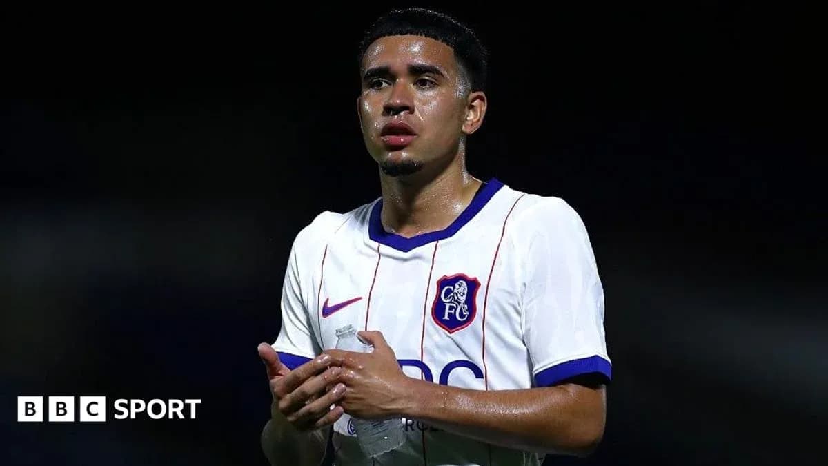 Jugador de fútbol con camiseta de Chelsea en el campo