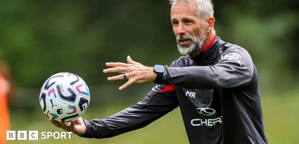 Entrenador explicando tácticas con balón en mano