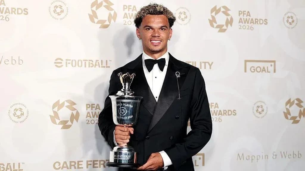 Jugador sosteniendo trofeo en ceremonia de premios