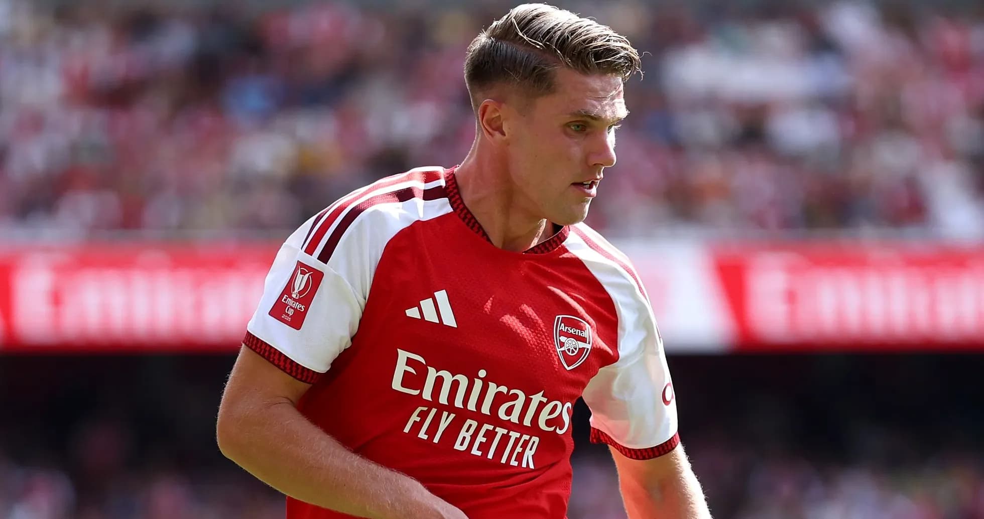 Jugador de Arsenal en acción durante el partido