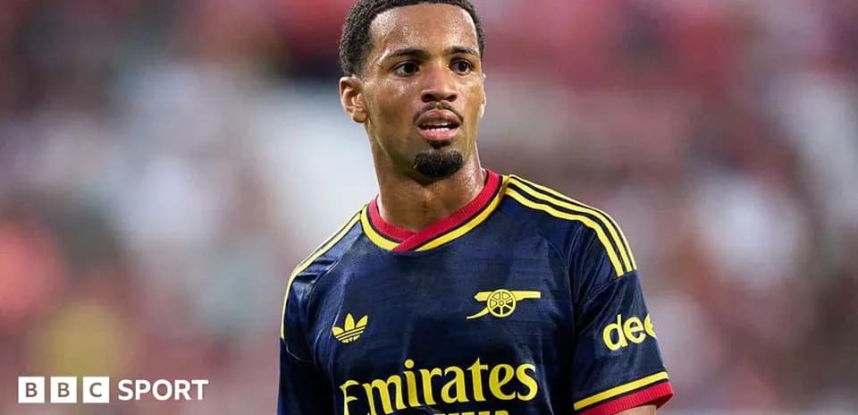Jugador de Arsenal en uniforme durante partido