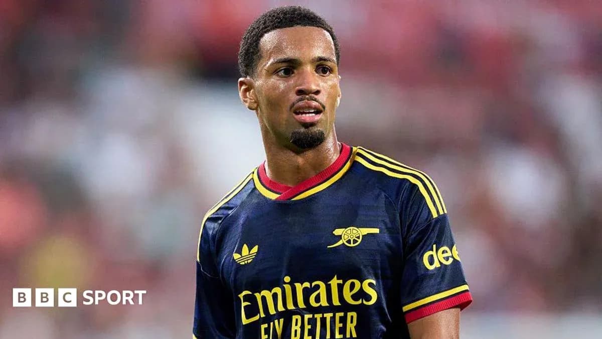Jugador de Arsenal en uniforme durante partido
