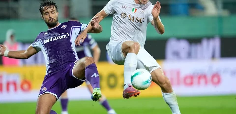 Futbolista de Fiorentina y Napoli en acción