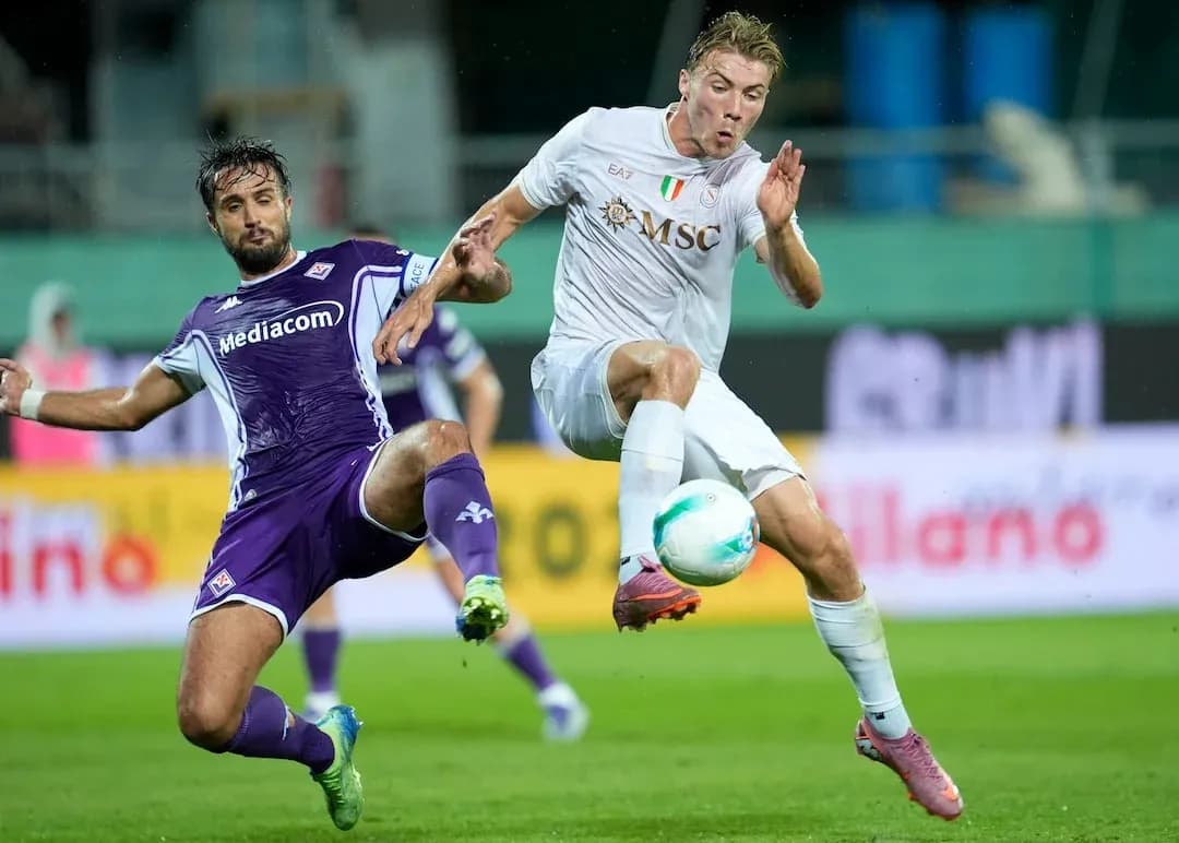 Futbolista de Fiorentina y Napoli en acción