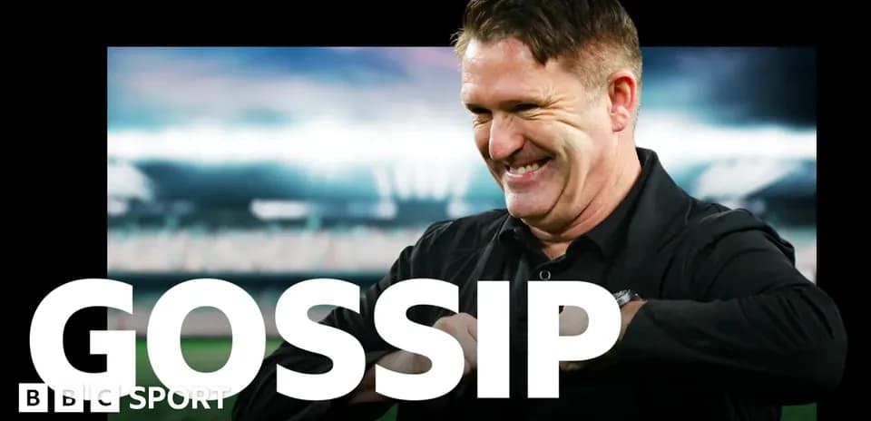 Entrenador sonriente en conferencia de prensa deportiva