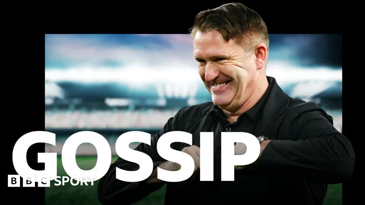 Entrenador sonriente en conferencia de prensa deportiva