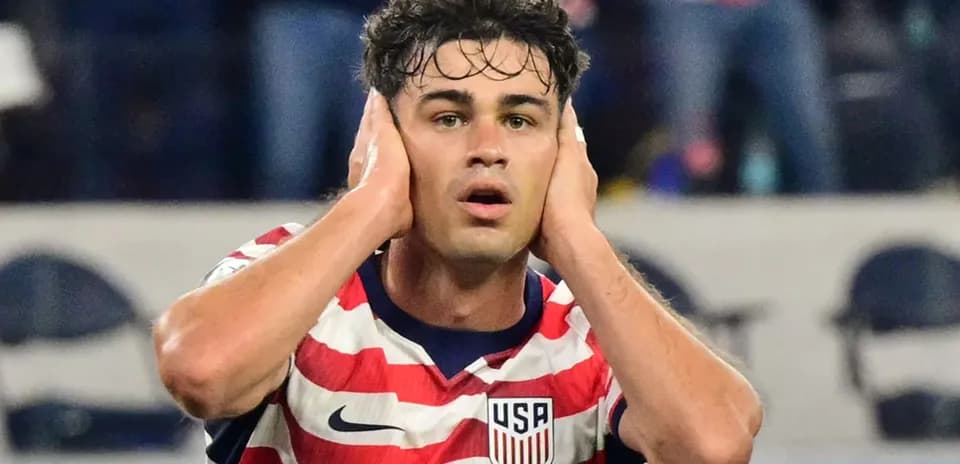 Jugador de Estados Unidos con manos en los oídos