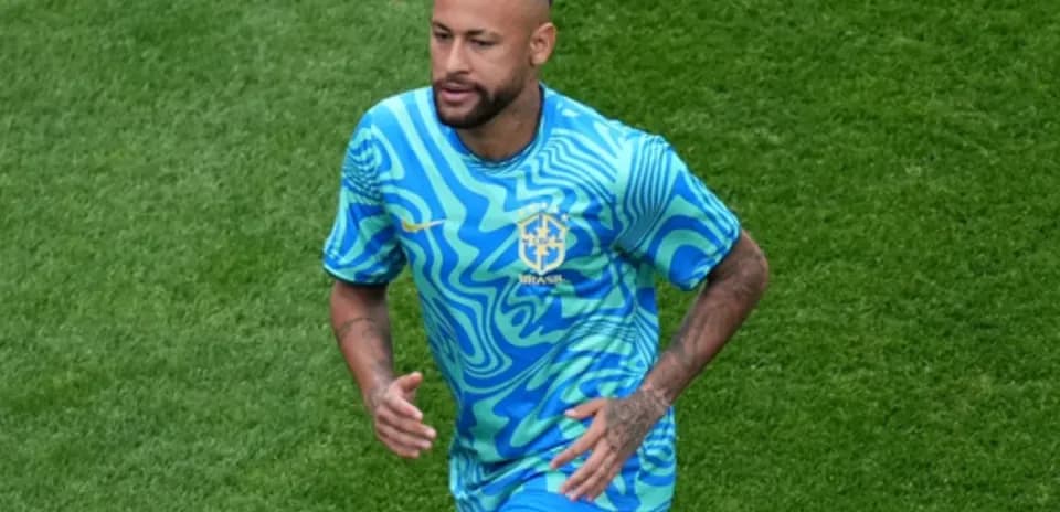 Neymar corriendo en el campo de entrenamiento