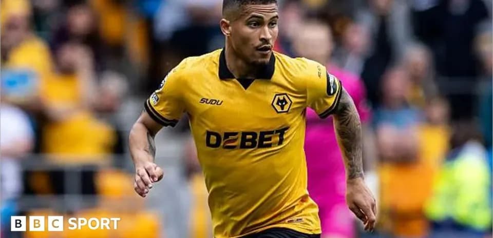 Jugador de Wolverhampton corriendo durante un partido