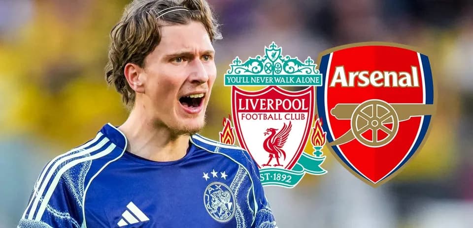 Portero celebrando con escudos de Liverpool y Arsenal