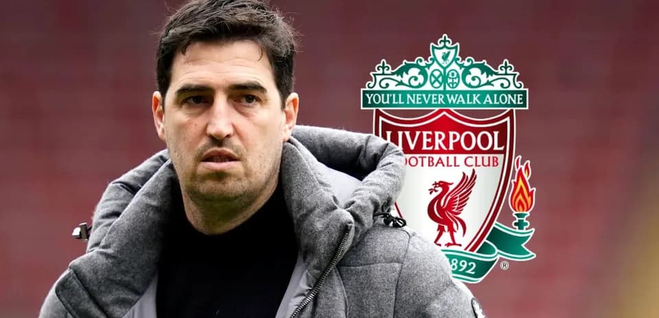 Entrenador de fútbol frente al escudo de Liverpool