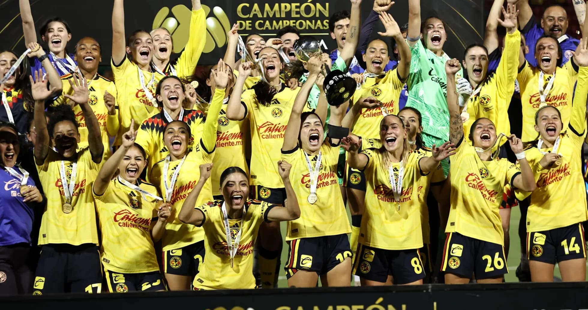 Jugadoras de América W celebrando un título
