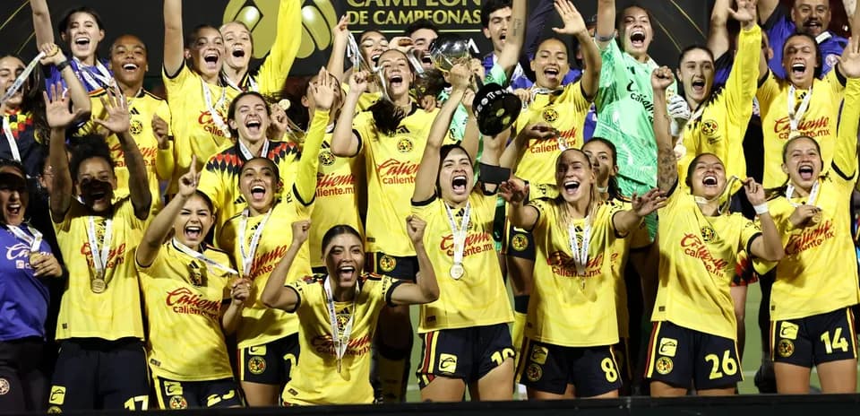 Jugadoras de América W celebrando un título