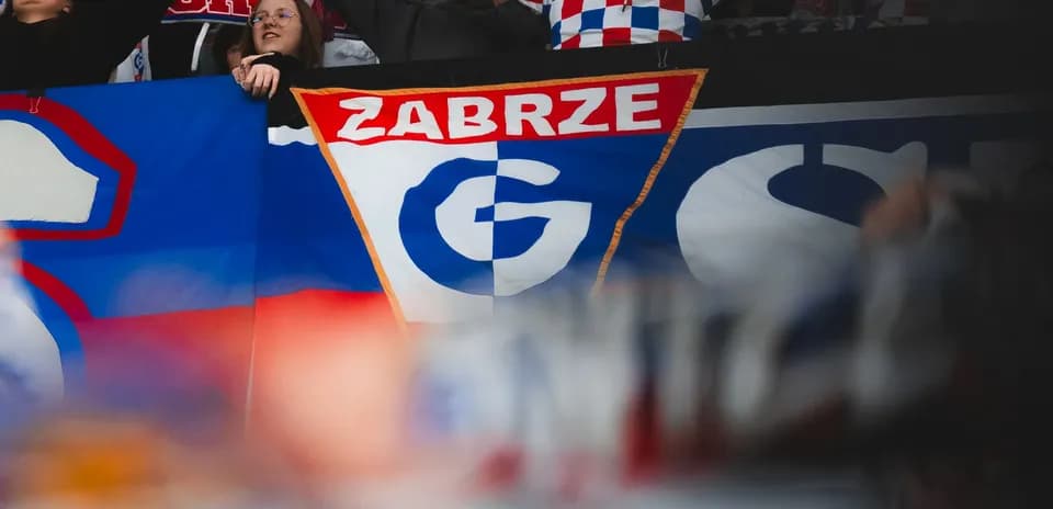 Aficionados con bandera de Górnik Zabrze