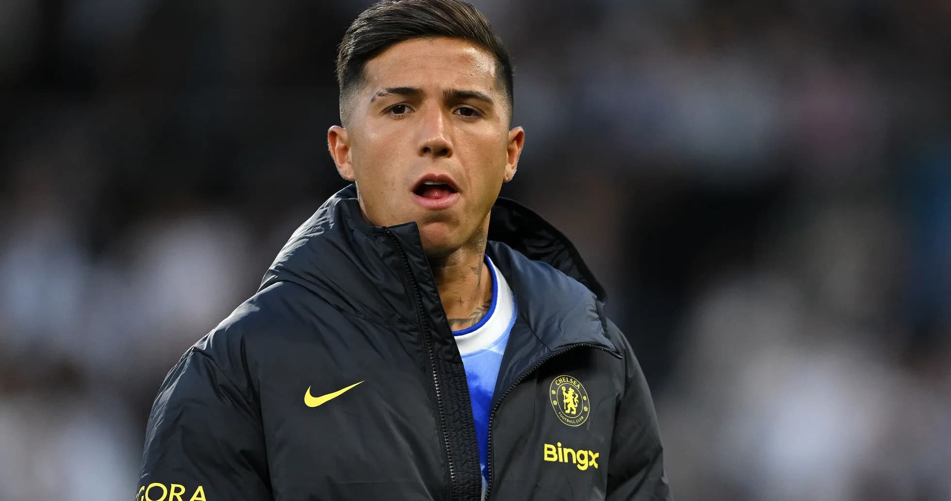 Jugador de Chelsea en la banca durante el partido