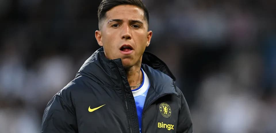 Jugador de Chelsea en la banca durante el partido