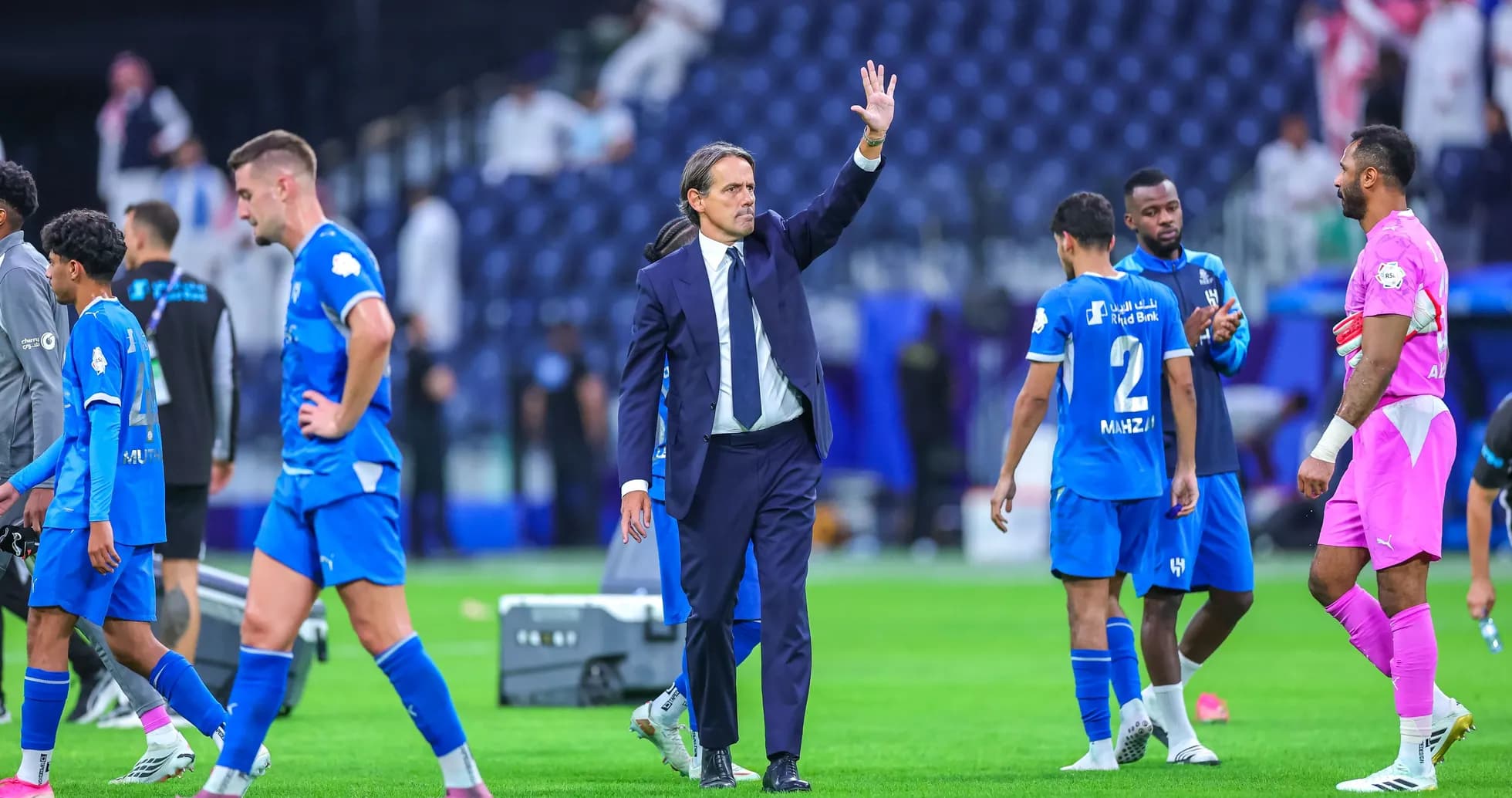 Entrenador saludando a jugadores tras el partido