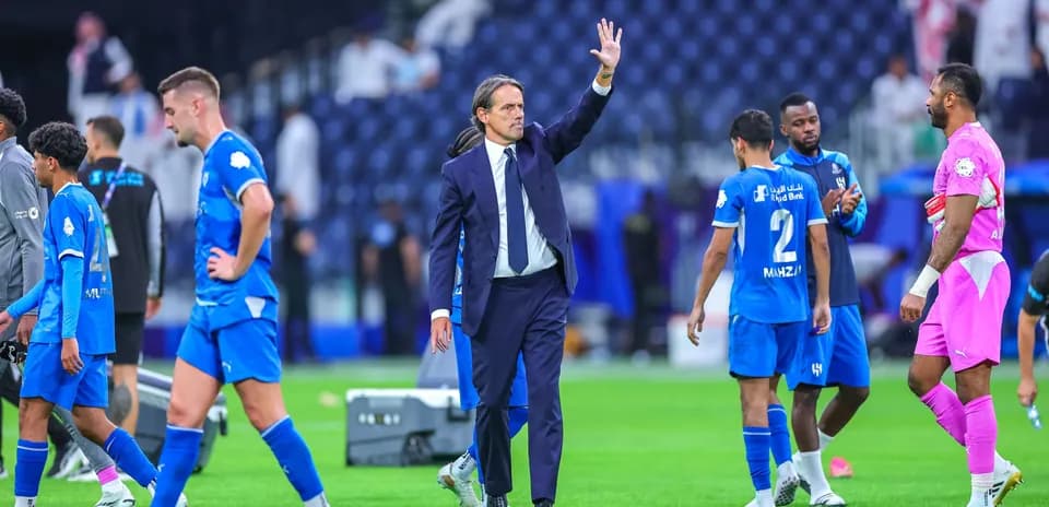 Entrenador saludando a jugadores tras el partido