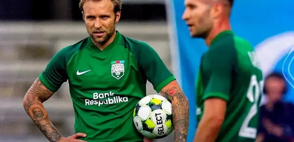 Jugadores de Sabah FA en partido de fútbol