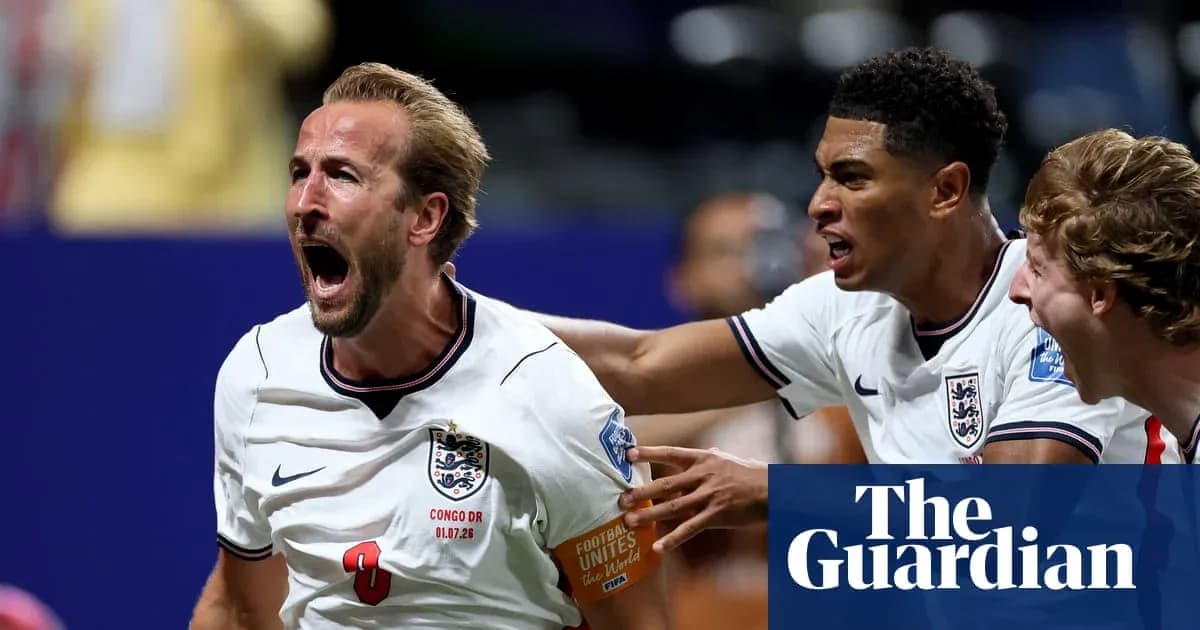 Jugador de Inglaterra celebrando un gol con compañeros