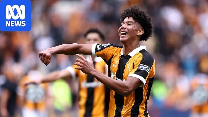 Jugador celebrando un gol con su equipo en el estadio