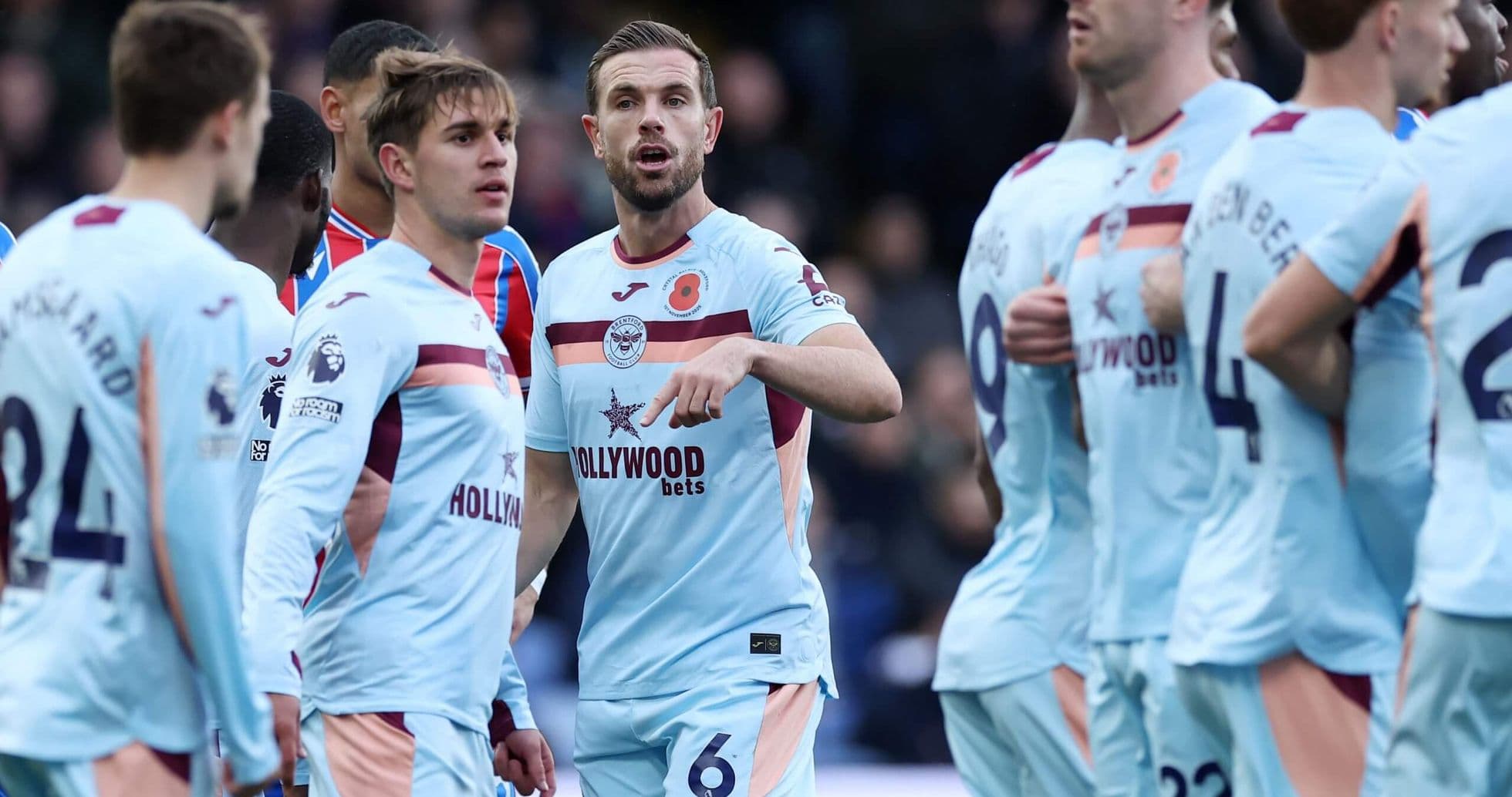 Jugadores de Brentford en acción durante el partido