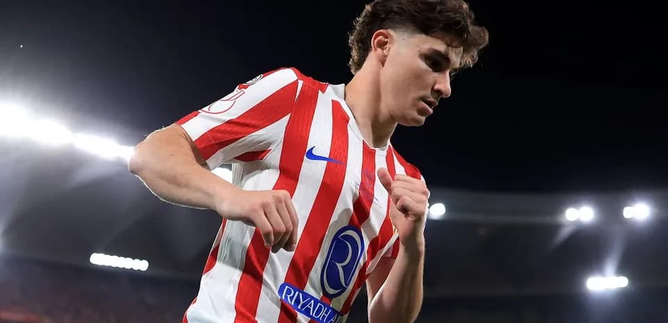 Jugador con camiseta rayada en el campo de fútbol