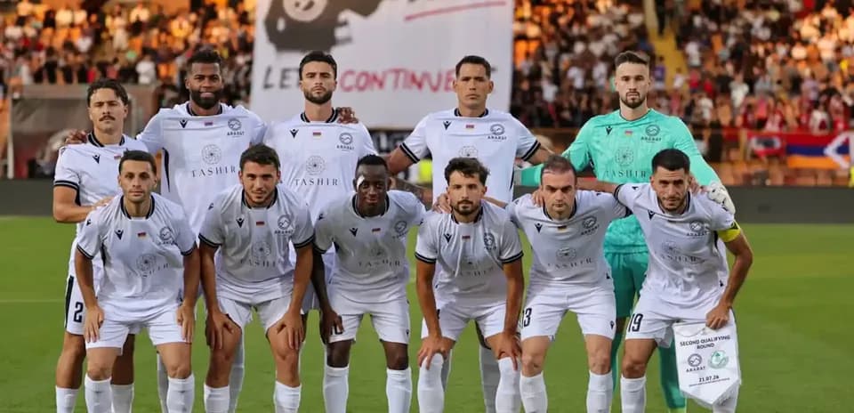 Equipo de Ararat-Armenia posando antes del partido