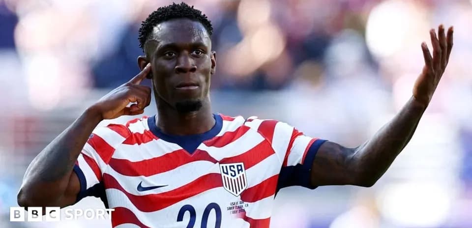 Jugador de Estados Unidos señalando durante el partido