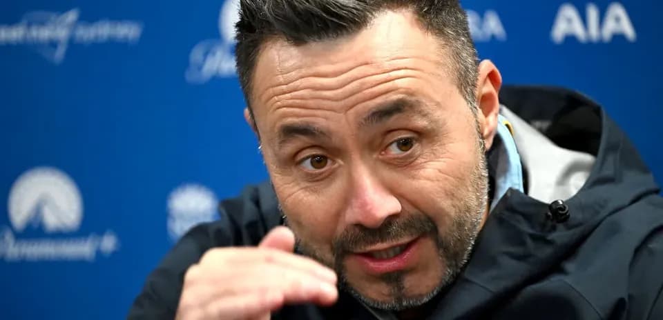 Entrenador hablando en conferencia de prensa