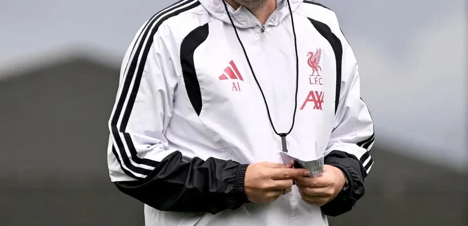 Entrenador de Liverpool caminando en la sesión de entrenamiento