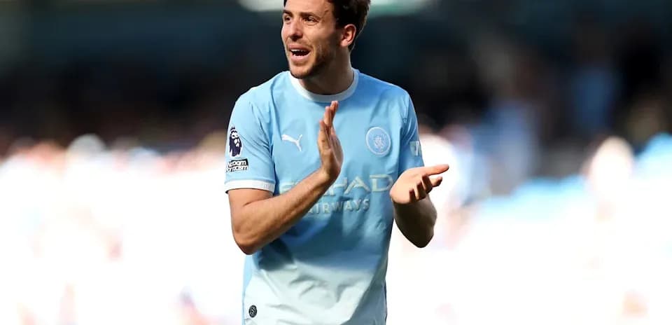 Jugador aplaudiendo durante el partido de fútbol