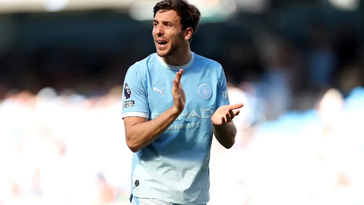 Jugador aplaudiendo durante el partido de fútbol