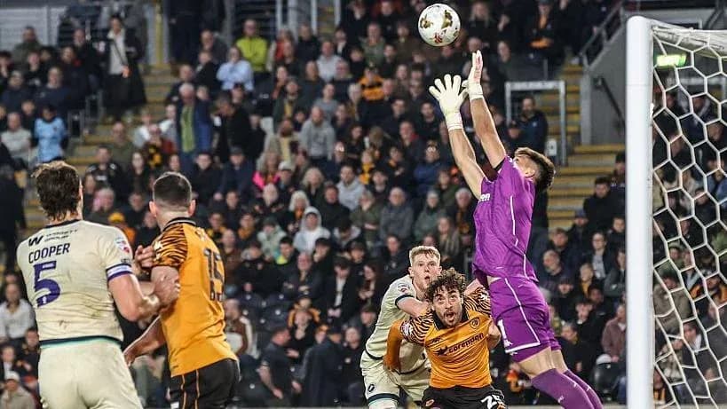Portero atrapando el balón en un partido de fútbol