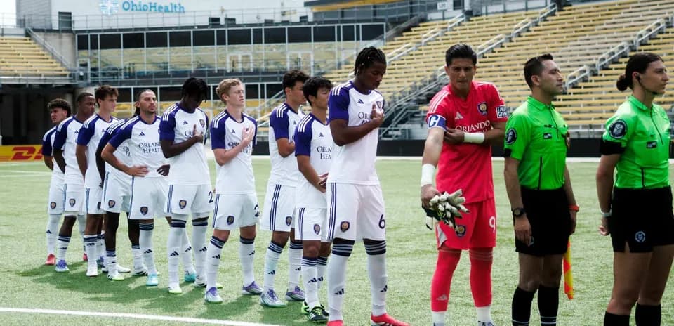 Jugadores de Orlando City II alineados antes del partido