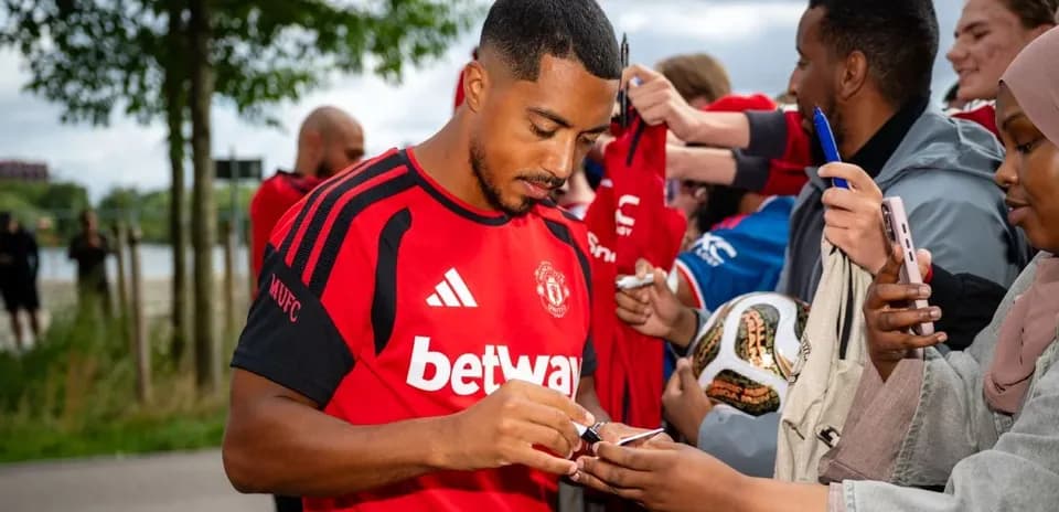 Jugador firmando autógrafos para los aficionados