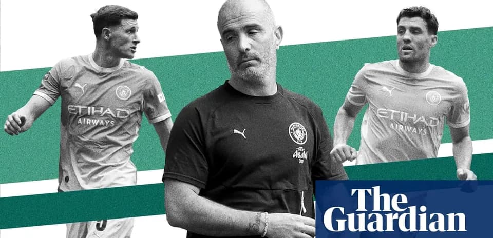 Entrenador con dos jugadores de Manchester City