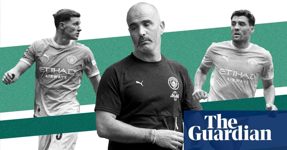 Entrenador con dos jugadores de Manchester City