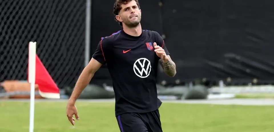 Jugador corriendo en sesión de entrenamiento de fútbol