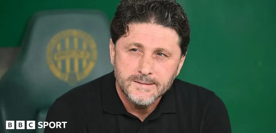 Entrenador en conferencia de prensa antes del partido