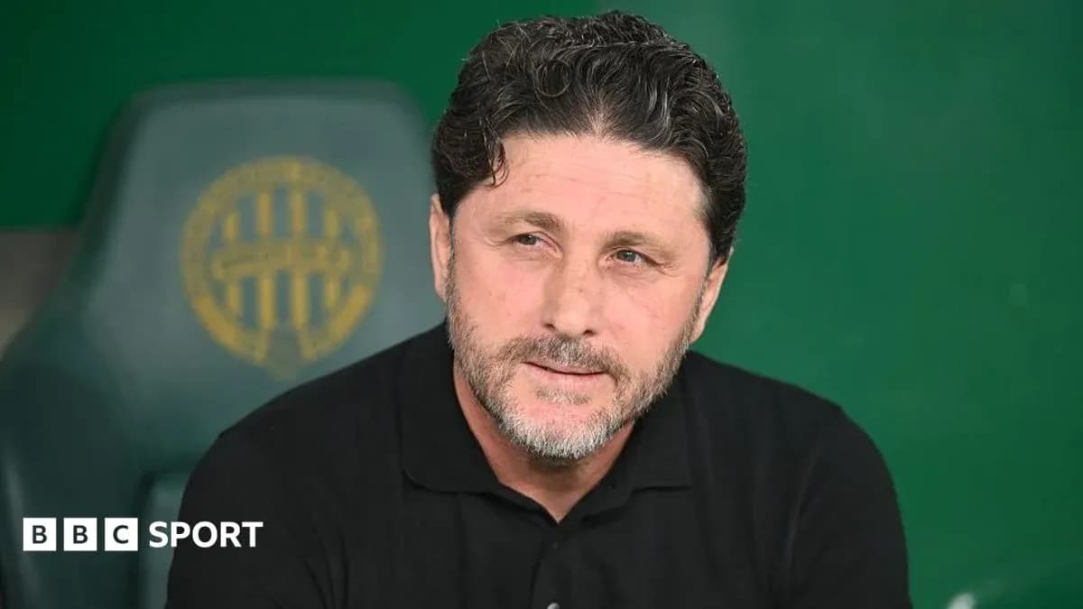 Entrenador en conferencia de prensa antes del partido
