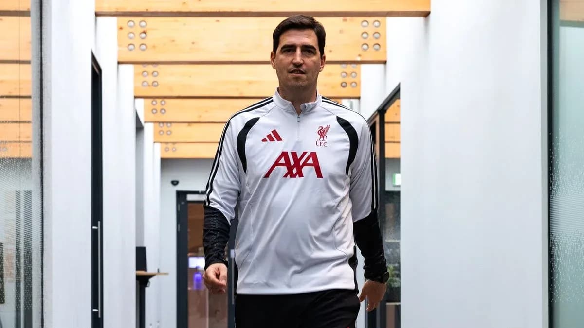 Entrenador de Liverpool caminando por pasillo