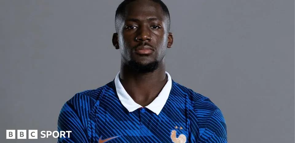 Jugador posando con camiseta de la selección francesa