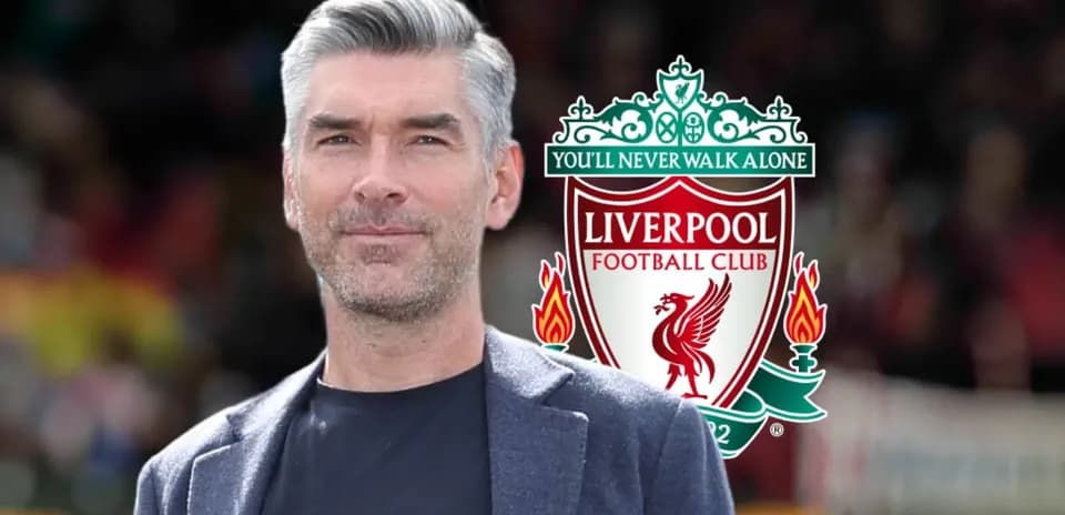 Hombre posando con el escudo de Liverpool FC