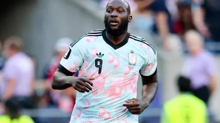 Jugador de Bélgica corriendo en partido de fútbol