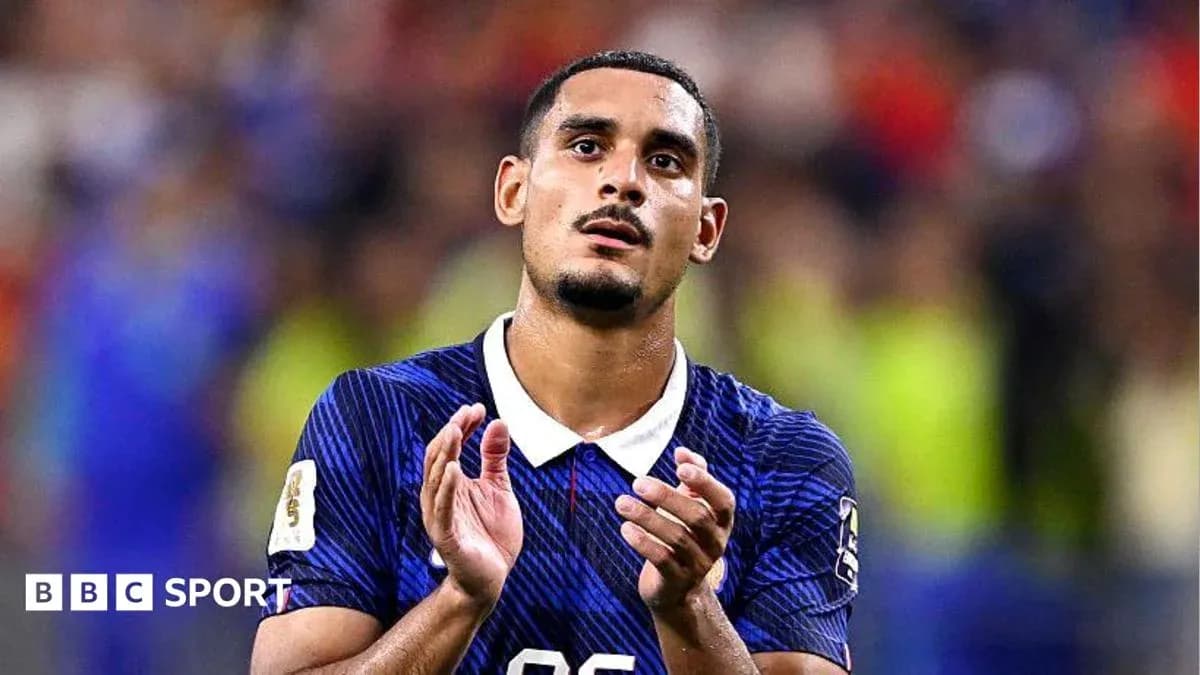 Jugador aplaudiendo en el campo de fútbol