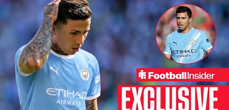 Jugador de Manchester City con camiseta azul, preocupado