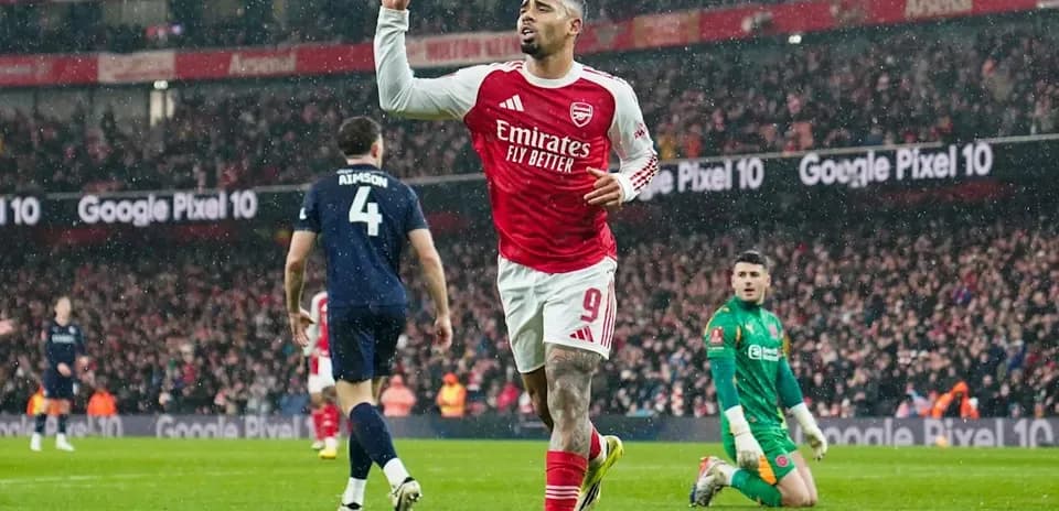 Jugador de Arsenal celebrando un gol en el partido